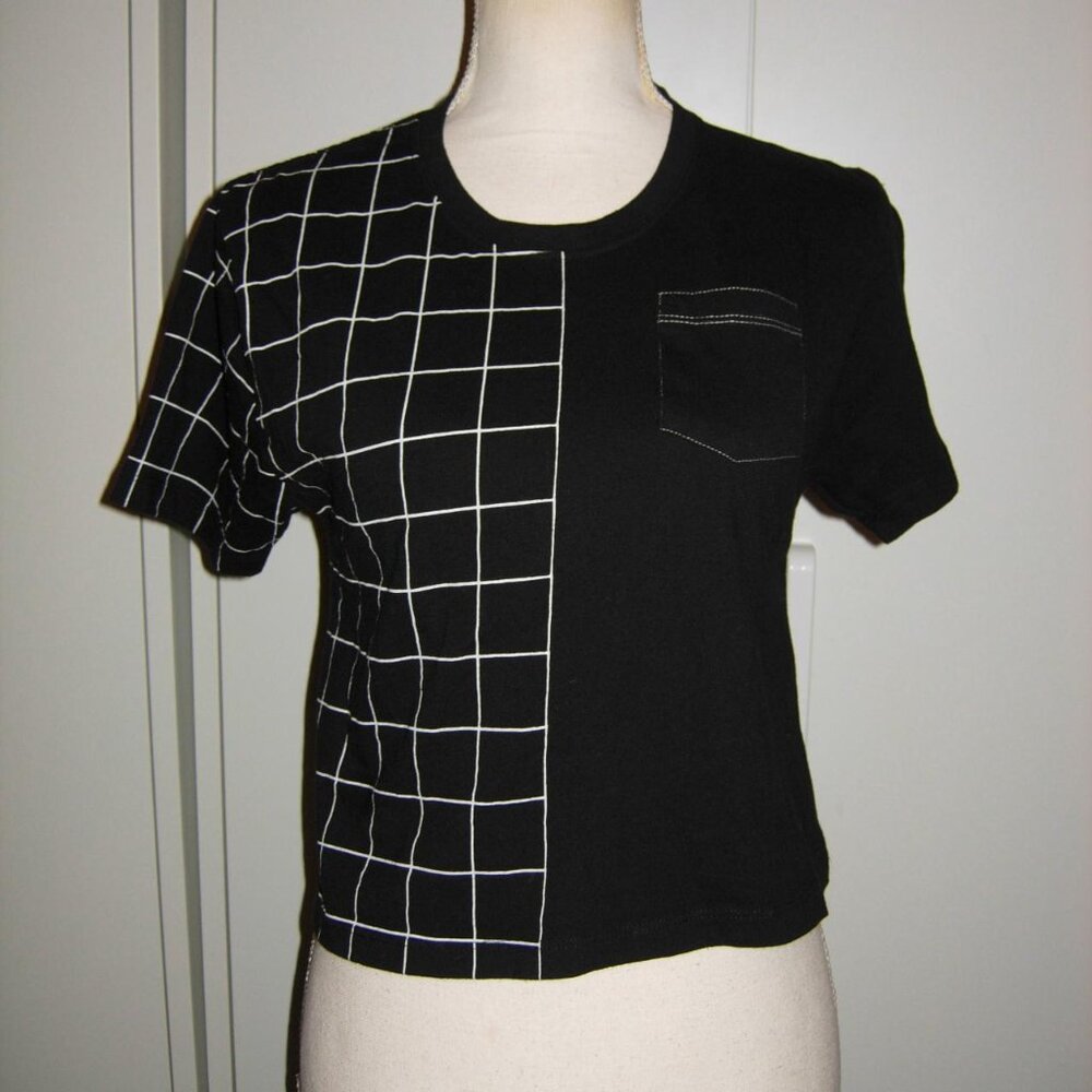 Hot Topic black and white cropped t-shirt S